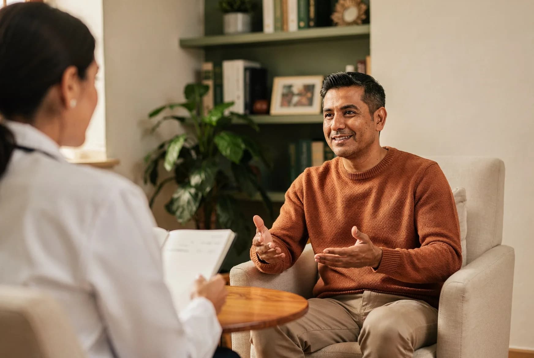 Paciente conversa con su neuróloga en una consulta sin prisas